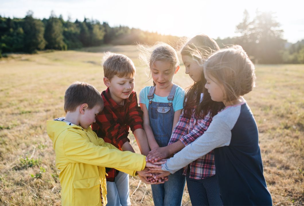 ¿Cuándo comienzan los niños a socializar? - Cambridge Blog